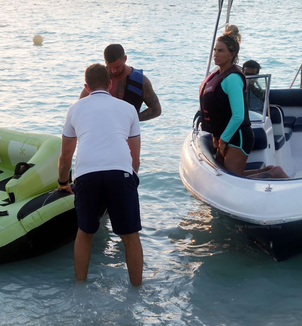 Katie Price Takes to the Waters as She Donned Her Wet Suit on Her Holidays in the Maldives (18 Photos)