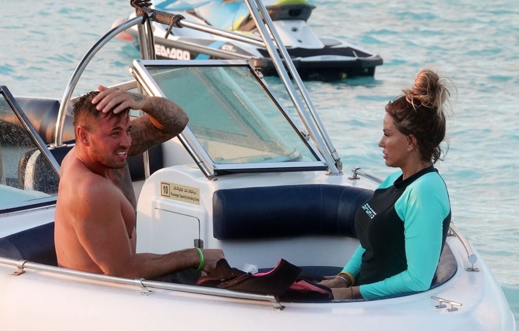 Katie Price Takes to the Waters as She Donned Her Wet Suit on Her Holidays in the Maldives (18 Photos)