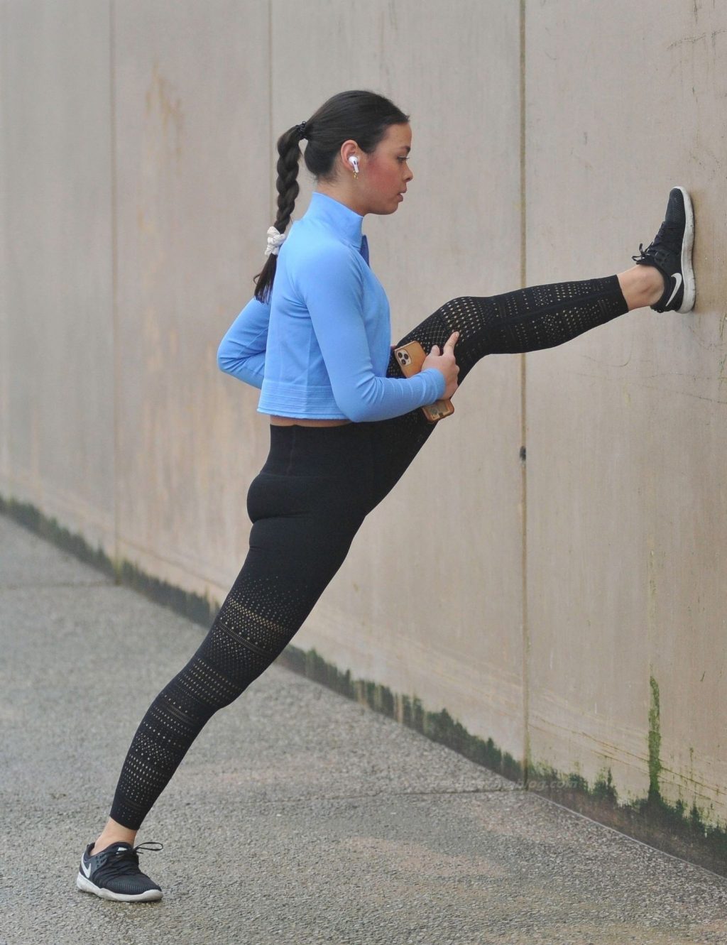 Vanessa Bauer is Pictured Going Jogging on Blackpool Seafront (14 Photos)