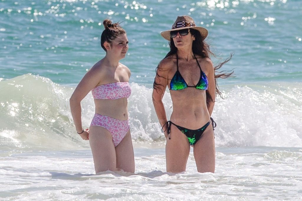 Wendy Barlow Enjoys the Good Weather in Mexico (19 Photos)