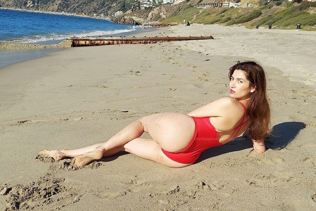 Blanca Blanco Does a Christmas Photoshoot on the Beach in Malibu (20 Photos)