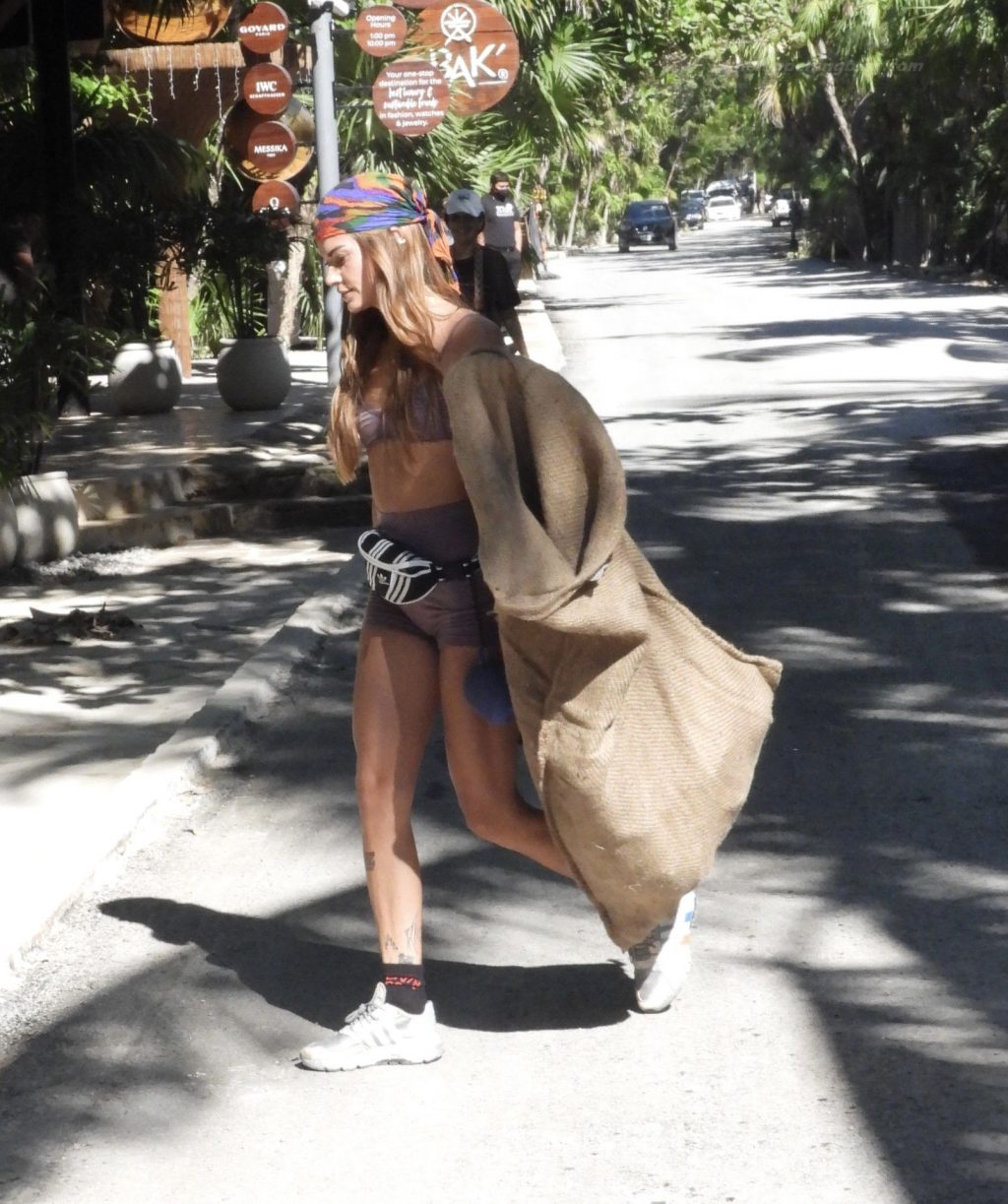 Clara Berry Volunteers to Pick Up Trash on the Streets of Mexico (41 Photos)