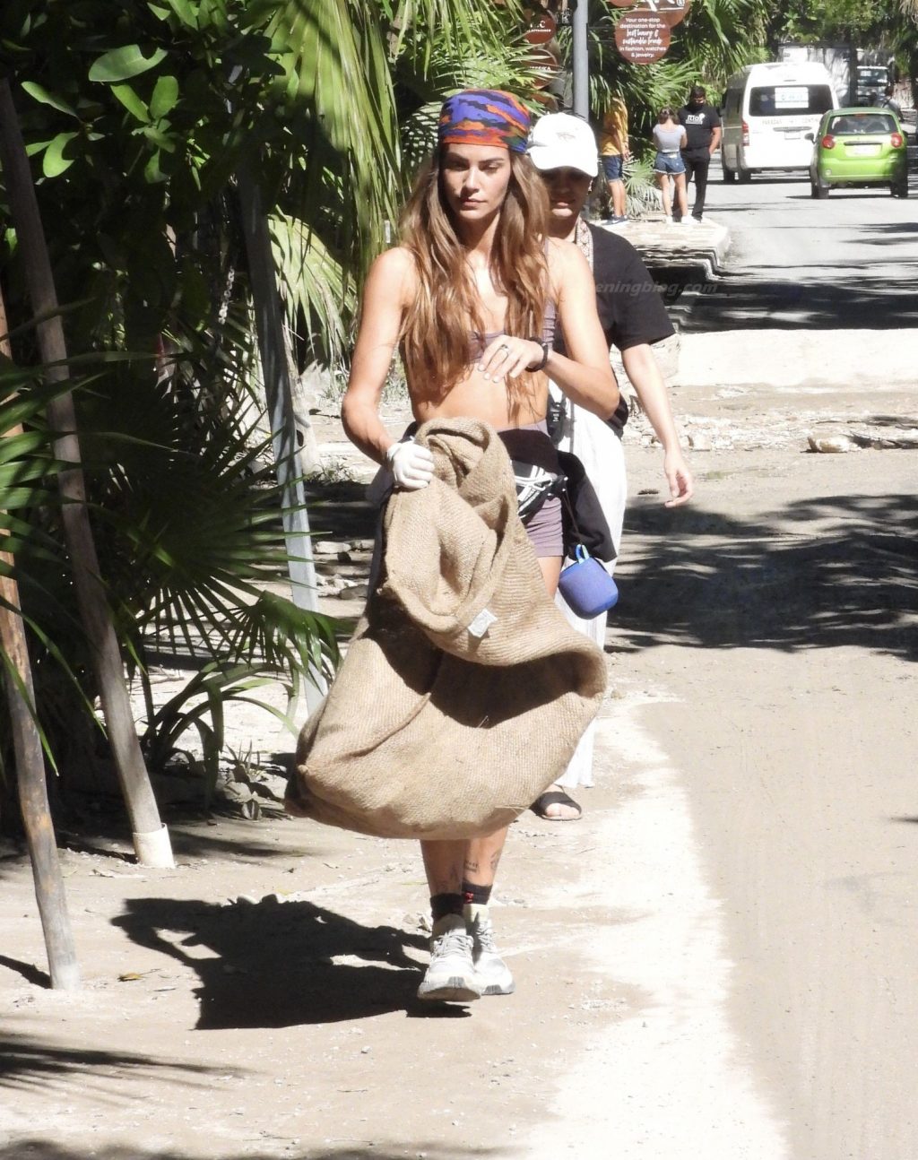 Clara Berry Volunteers to Pick Up Trash on the Streets of Mexico (41 Photos)