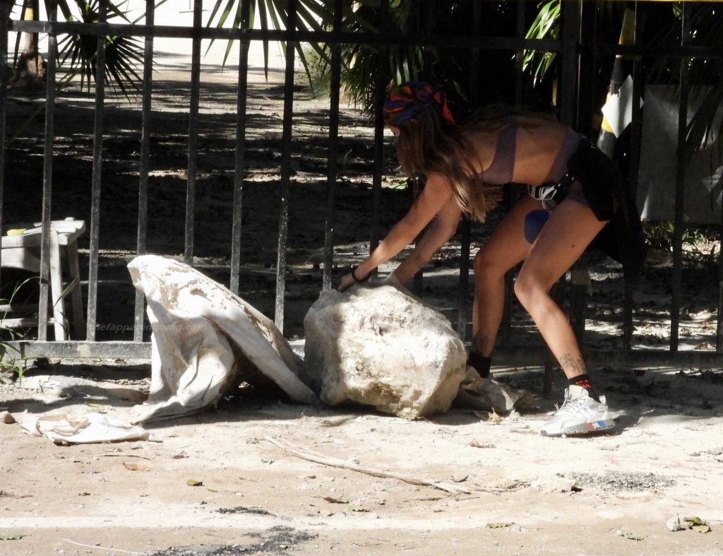 Clara Berry Volunteers to Pick Up Trash on the Streets of Mexico (41 Photos)