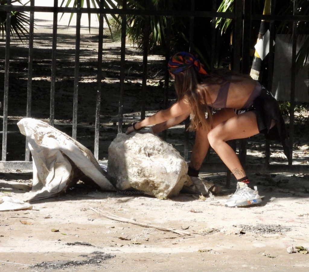 Clara Berry Volunteers to Pick Up Trash on the Streets of Mexico (41 Photos)