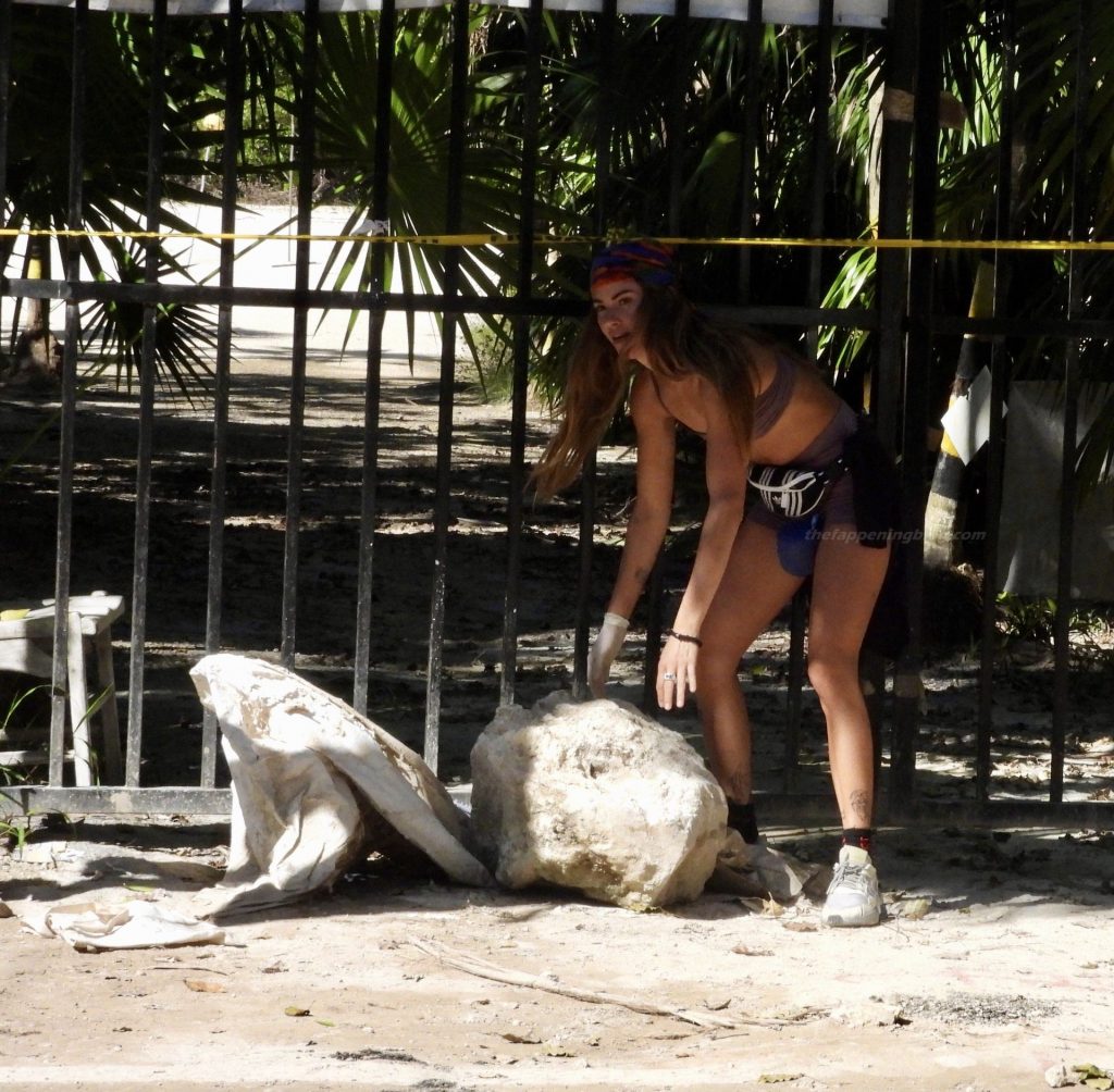 Clara Berry Volunteers to Pick Up Trash on the Streets of Mexico (41 Photos)