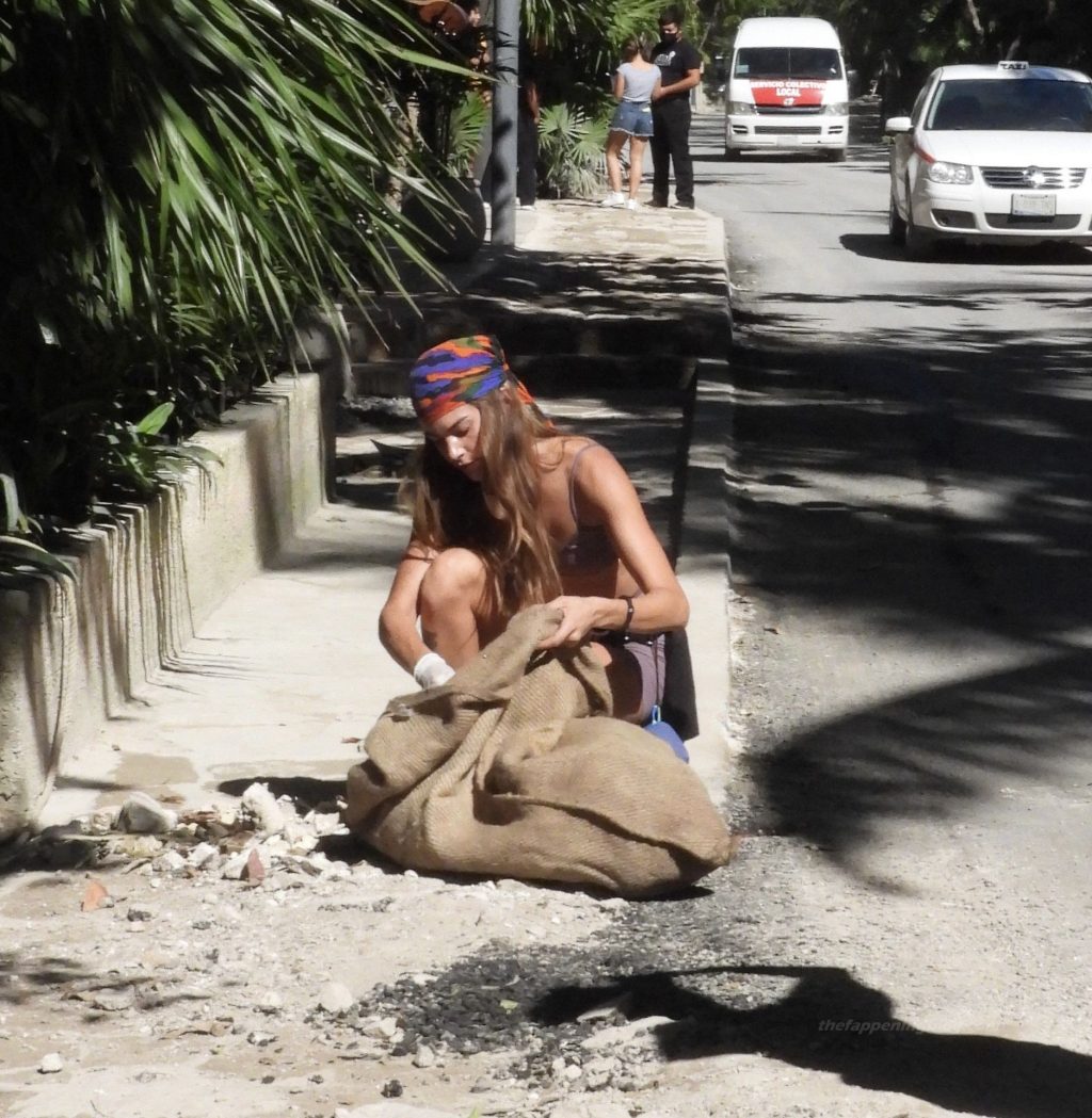 Clara Berry Volunteers to Pick Up Trash on the Streets of Mexico (41 Photos)