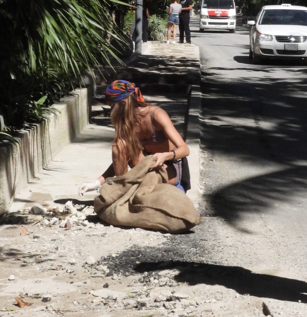 Clara Berry Volunteers to Pick Up Trash on the Streets of Mexico (41 Photos)