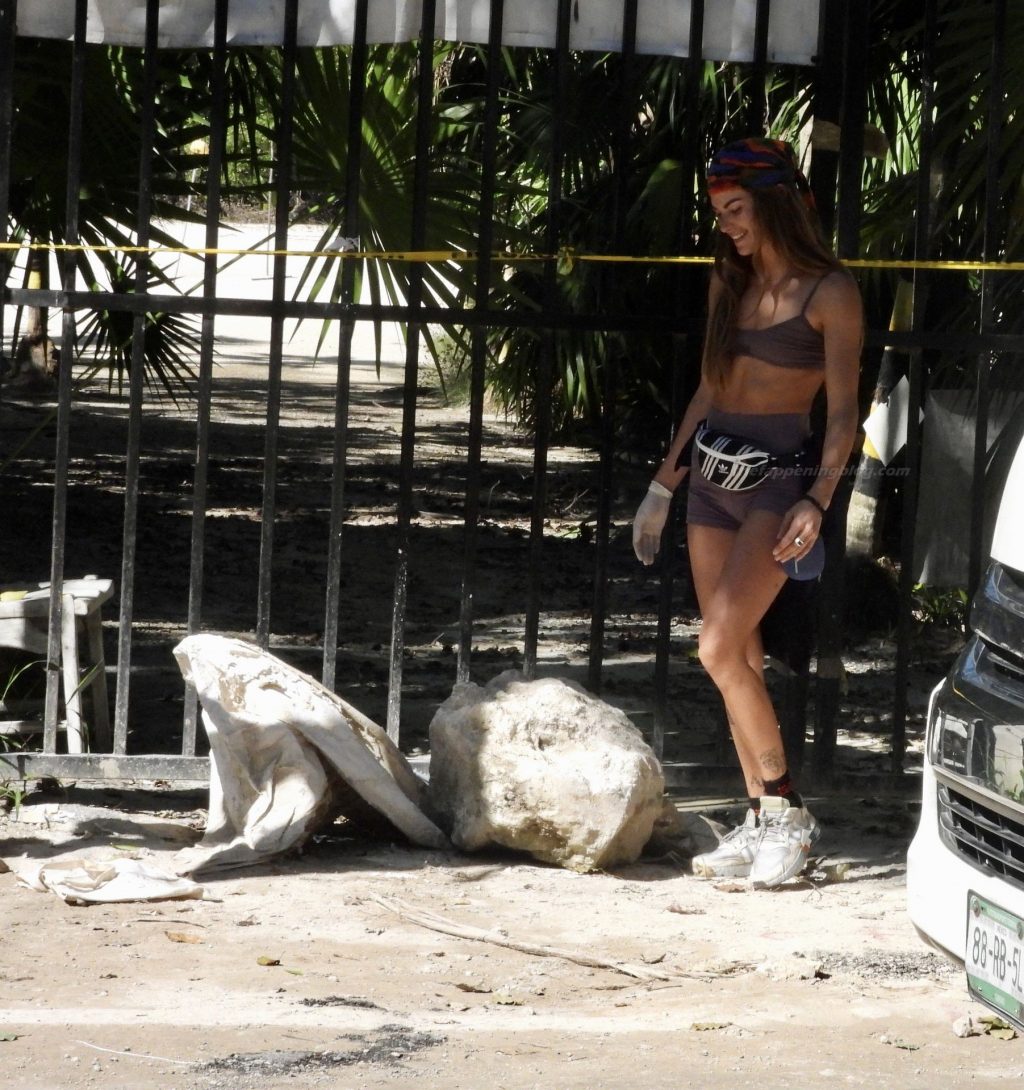 Clara Berry Volunteers to Pick Up Trash on the Streets of Mexico (41 Photos)