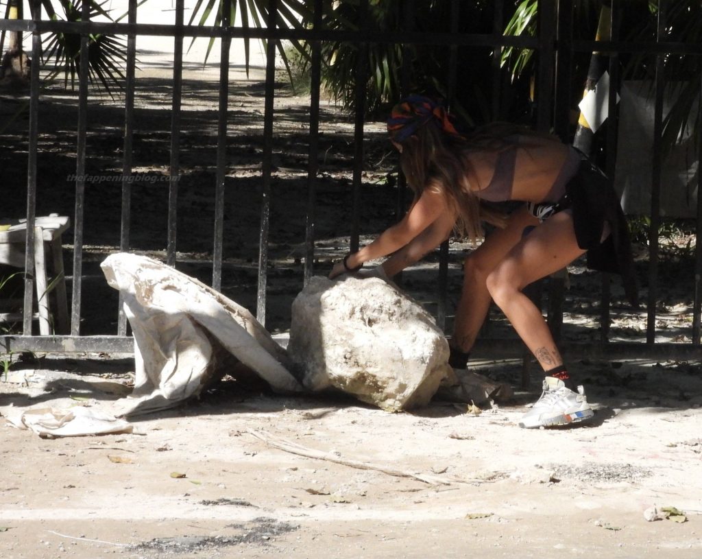 Clara Berry Volunteers to Pick Up Trash on the Streets of Mexico (41 Photos)