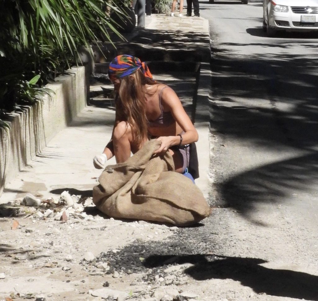 Clara Berry Volunteers to Pick Up Trash on the Streets of Mexico (41 Photos)