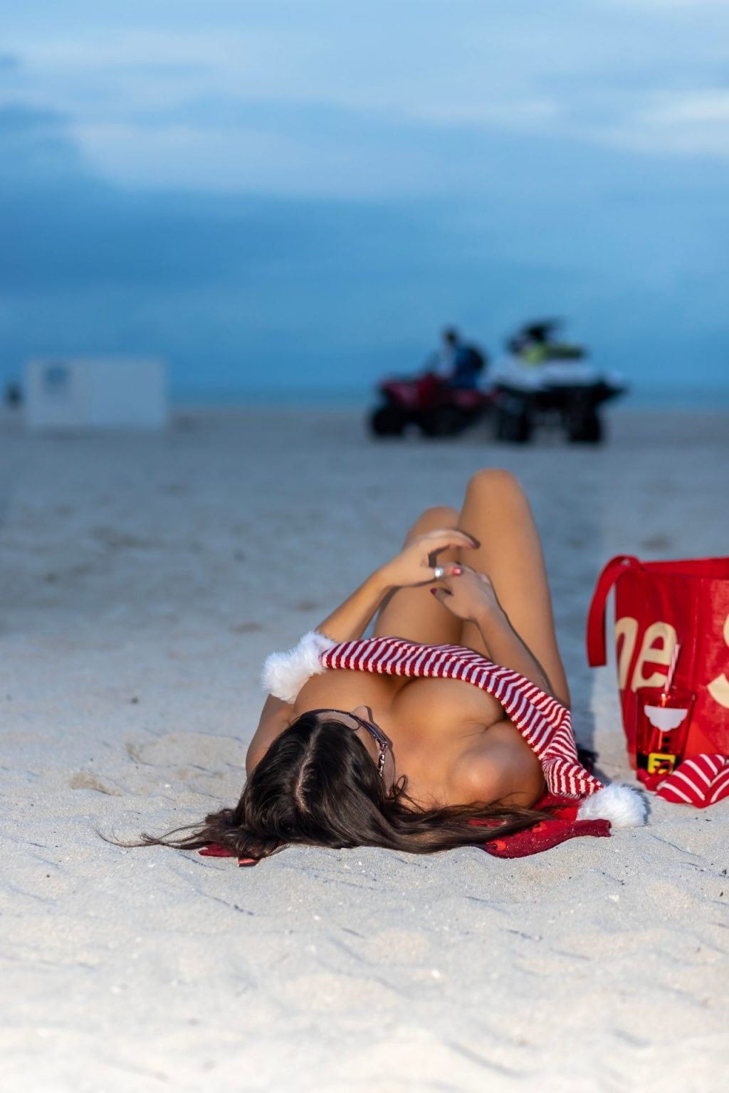 Claudia Romani Celebrates Christmas in South Beach (31 Photos)