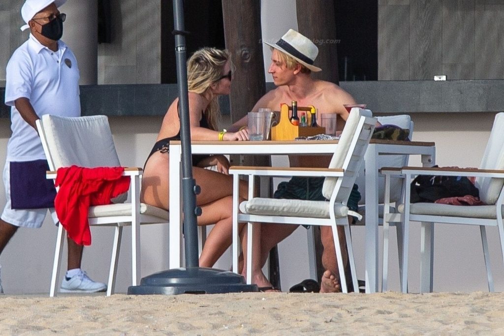 Elena Samodanova is Spotted on Romantic Getaway with Vlad Kvartin (45 Photos)