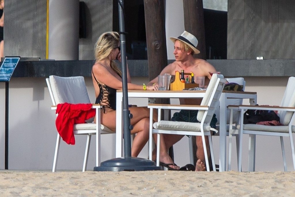 Elena Samodanova is Spotted on Romantic Getaway with Vlad Kvartin (45 Photos)