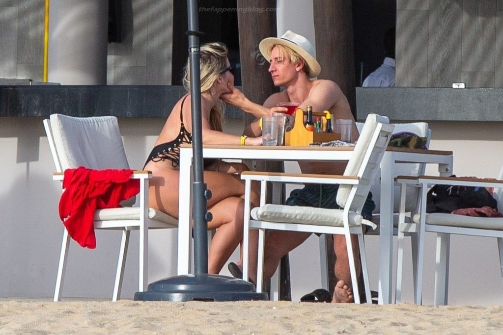 Elena Samodanova is Spotted on Romantic Getaway with Vlad Kvartin (45 Photos)