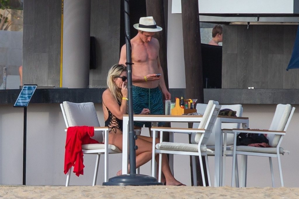 Elena Samodanova is Spotted on Romantic Getaway with Vlad Kvartin (45 Photos)