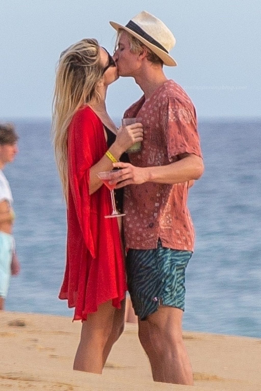 Elena Samodanova is Spotted on Romantic Getaway with Vlad Kvartin (45 Photos)