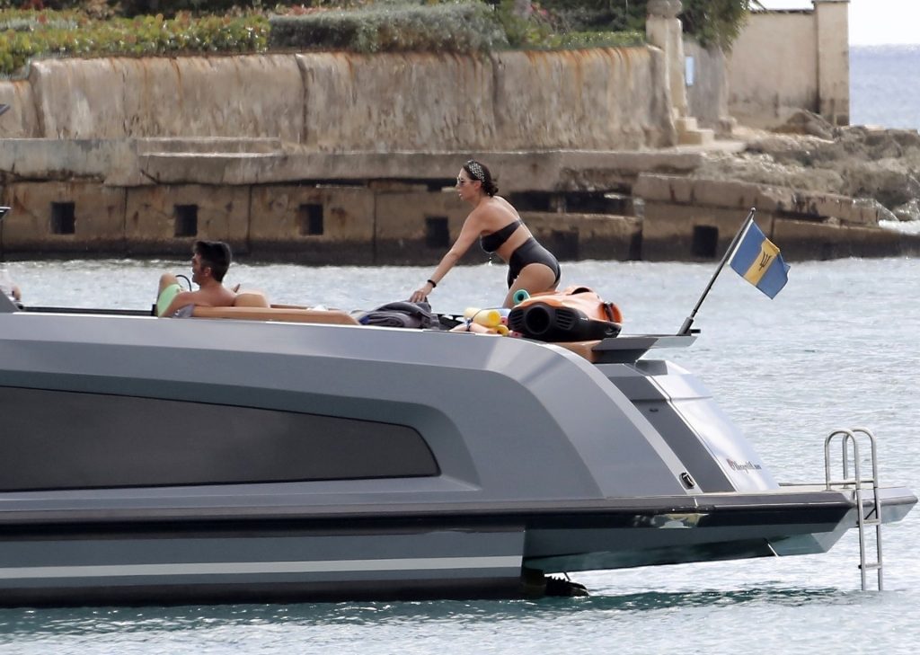 Simon Cowell &amp; Lauren Silverman Chilled Out On Their Boat on Holiday in Barbados (36 Photos)