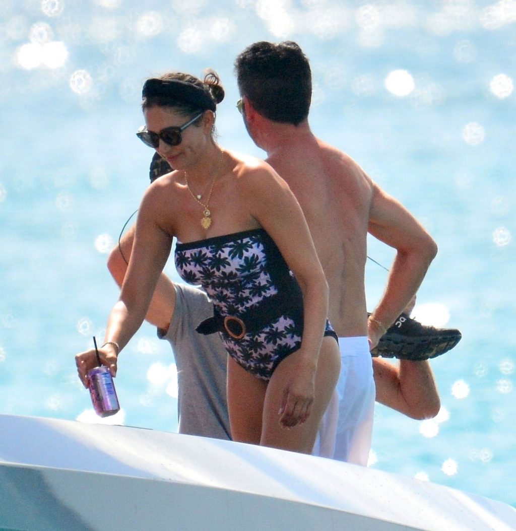 Simon Cowell Enjoys the Festive Season on Board His Yacht with Lauren Silverman (7 Photos)