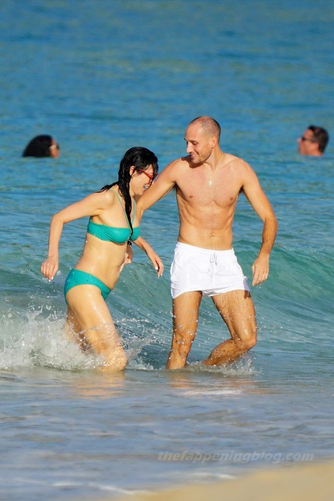 Wendi Deng and Her New Boyfriend Are Seen on the Beach in St Barts (32 Photos)