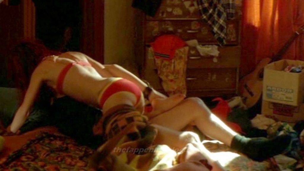 Fairuza Balk Nude &amp; Sexy (11 Photos)