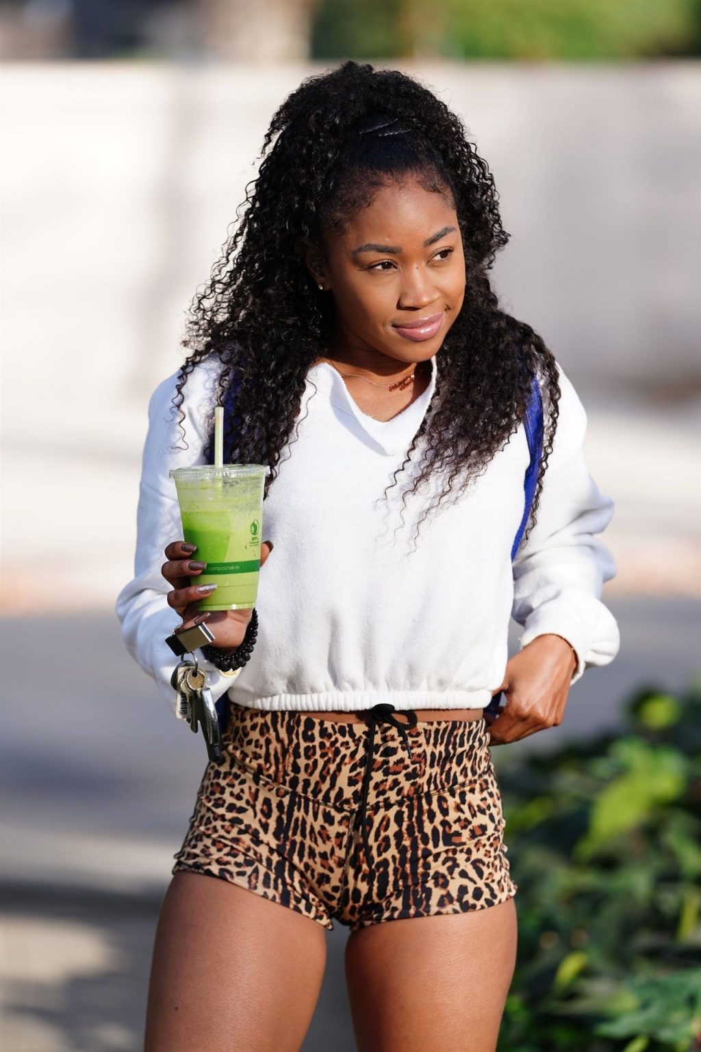Ariane Andrew Enjoys a Refreshing Smoothie After a Hike (83 Photos)