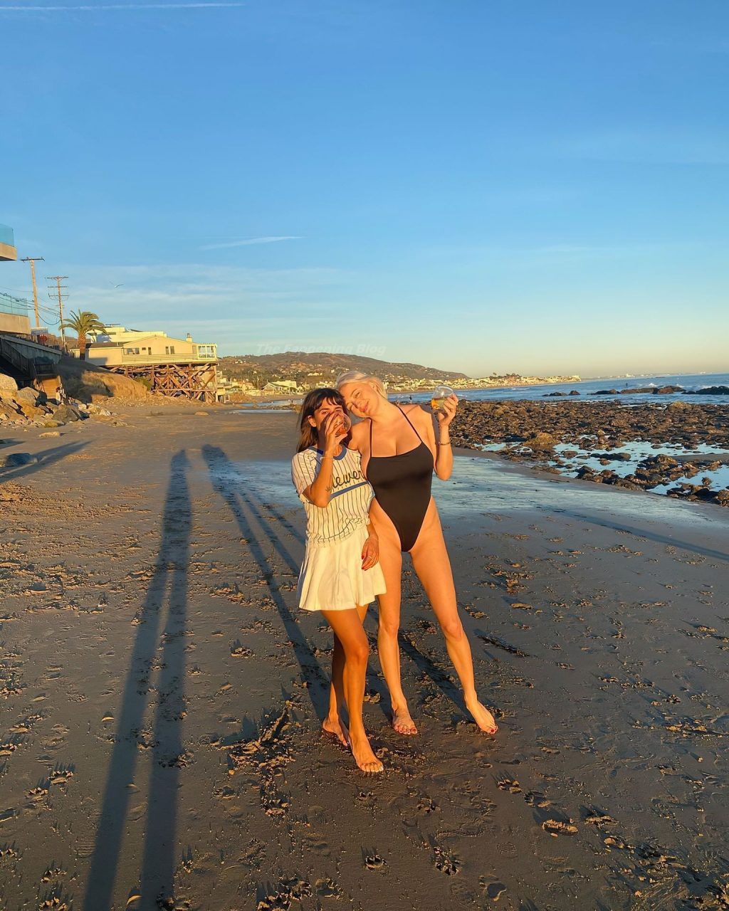 Busty Caroline Vreeland Enjoys a Day on the Beach (7 Photos)