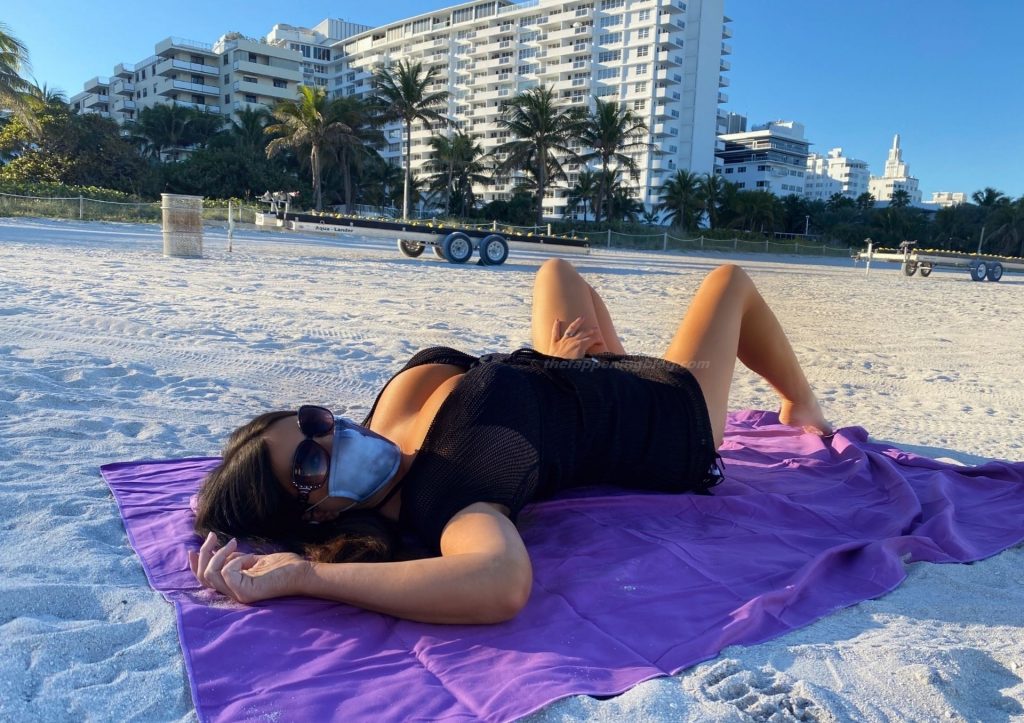 Claudia Romani Models for Peekaboo Masks in Miami Beach (13 Photos)