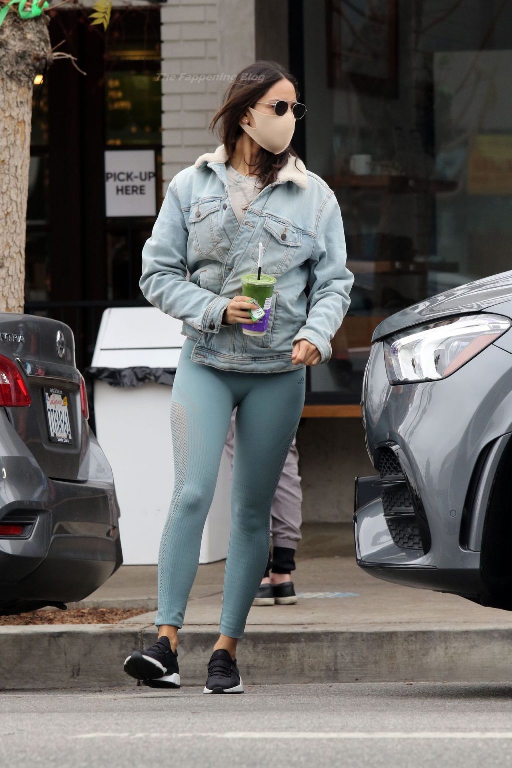 Eiza Gonzalez is Spotted Making a Green Juice Run in LA (30 Photos)