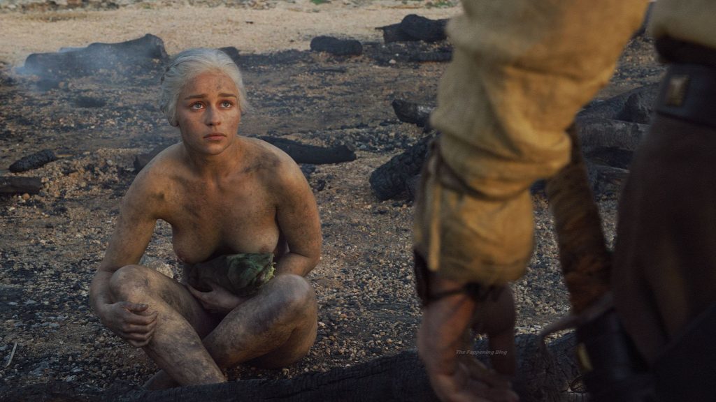 Emilia Clarke Nude – Game of Thrones (6 Photos)