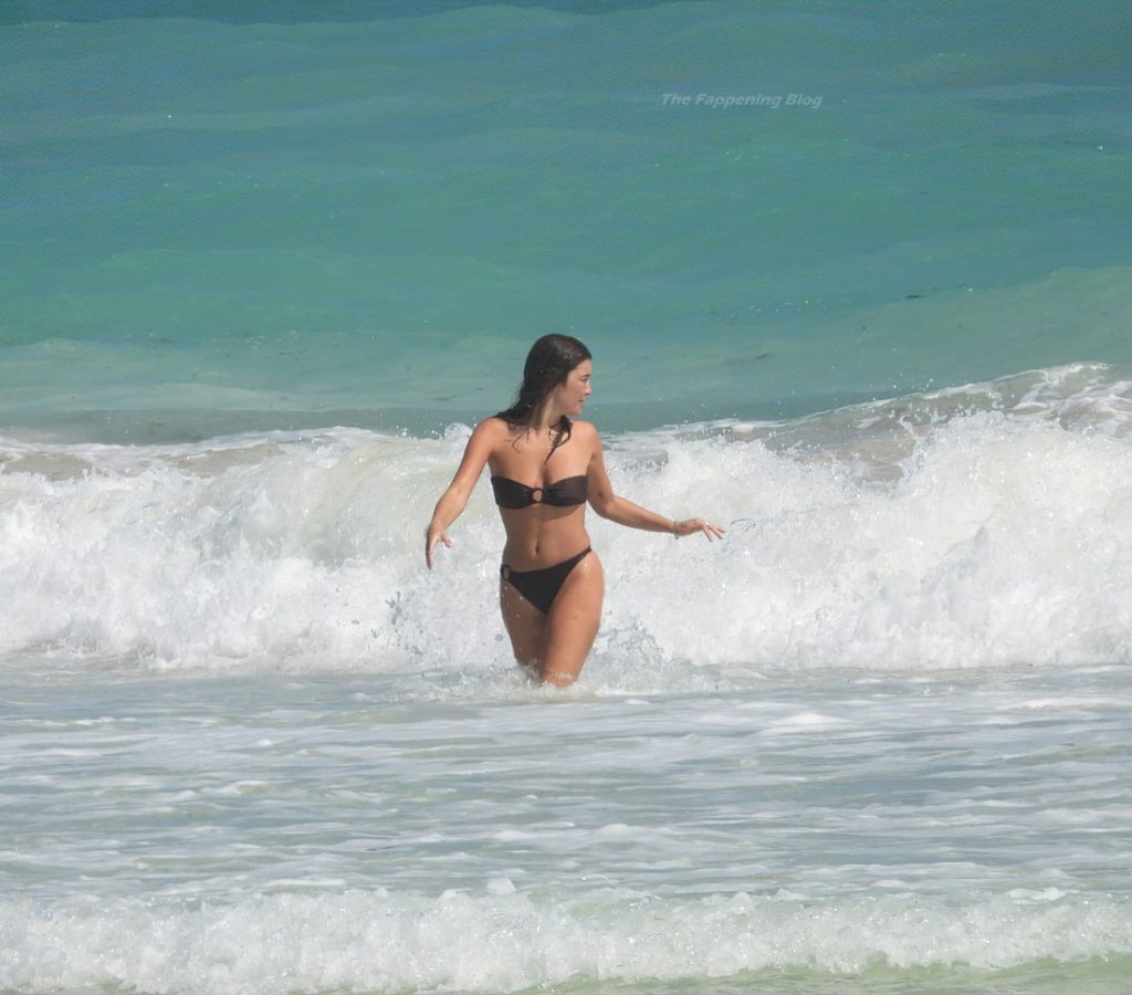 Emma Milton Looks Stunning as She Hits the Beach in Mexico (72 Photos)