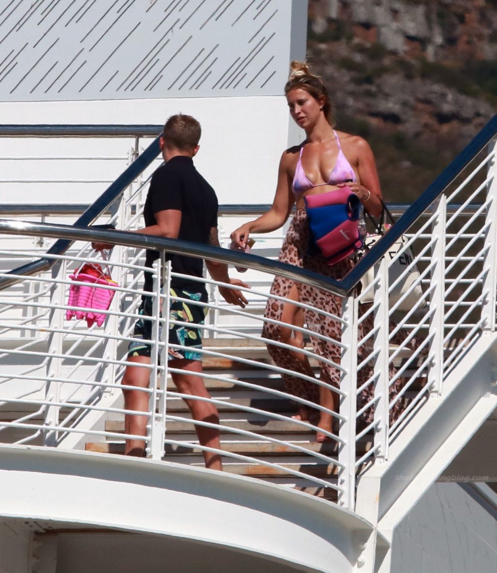 Ferne McCann is Seen at Her Hotel in Cape Town (9 Photos)