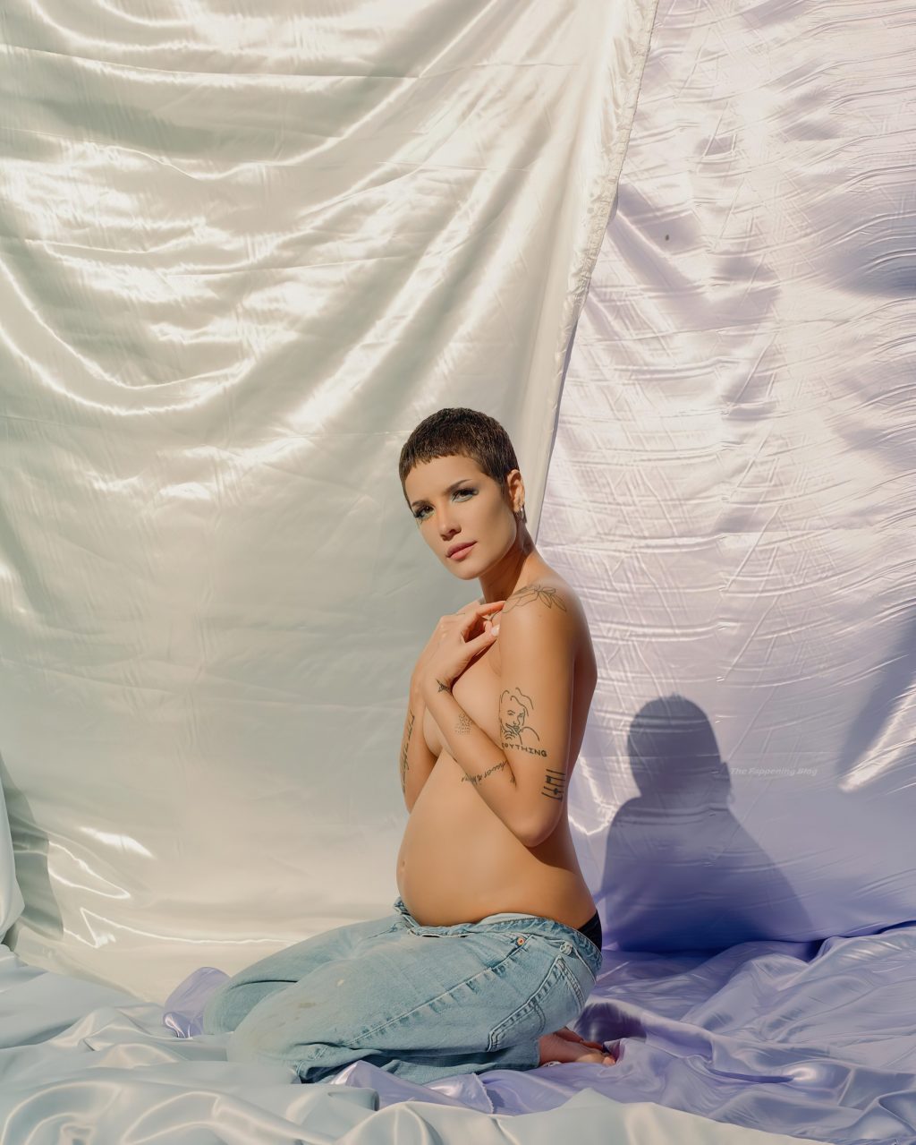 Halsey Sexy &amp; Topless (4 Photos)