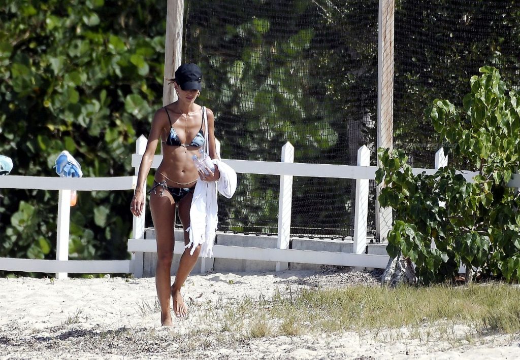Izabel Goulart Shows Off Her Nude Tits on Vacation in St Barths (75 Photos)