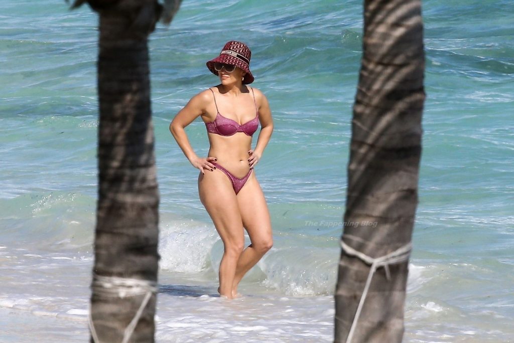 Jennifer Lopez Looks Hot in a Bikini While Pictured with Alex Rodriguez on the Beach (31 Photos)
