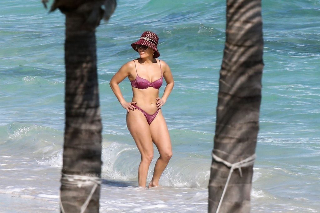 Jennifer Lopez Looks Hot in a Bikini While Pictured with Alex Rodriguez on the Beach (31 Photos)