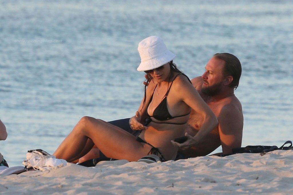Kate Walsh Enjoys a Day at the Beach with a New Man (66 Photos)