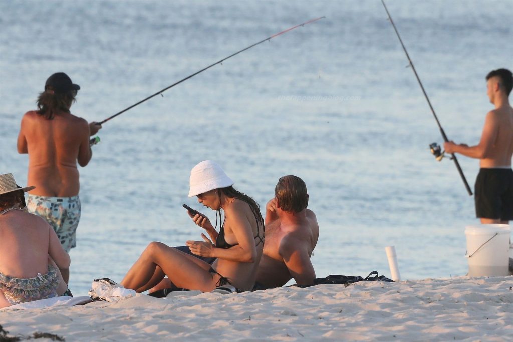 Kate Walsh Enjoys a Day at the Beach with a New Man (66 Photos)