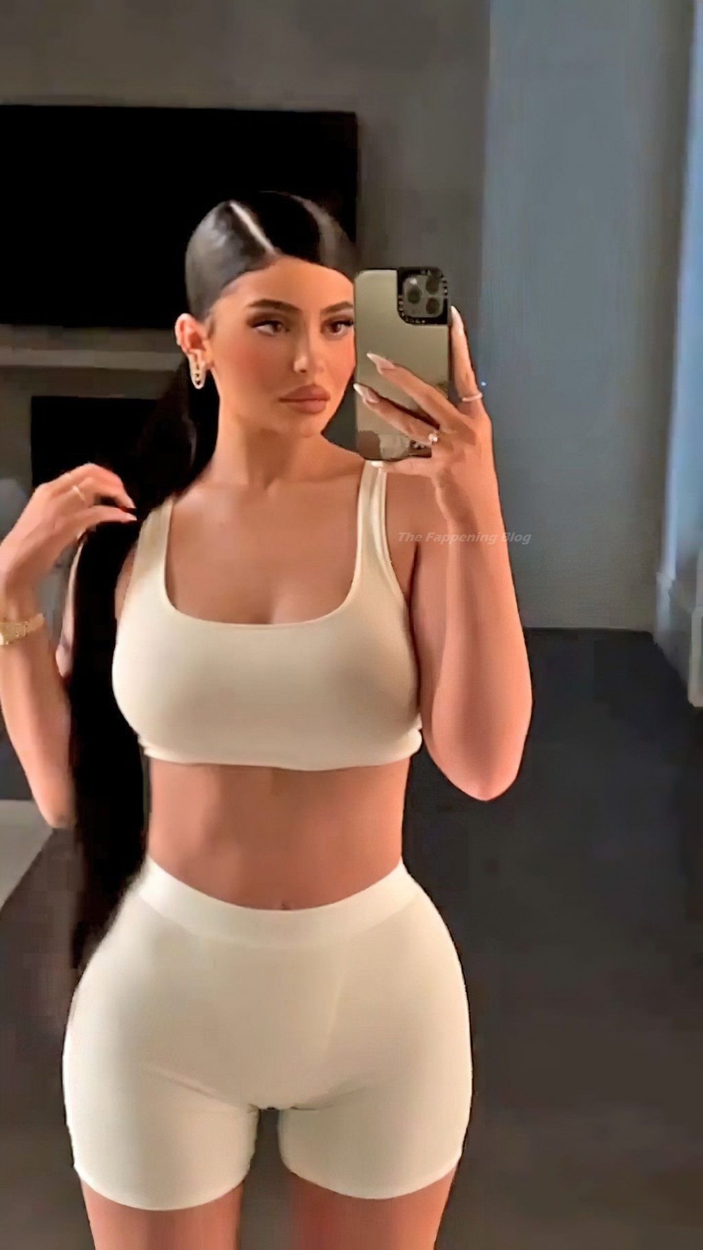 Kylie Jenner Sexy (6 Photos + Video)