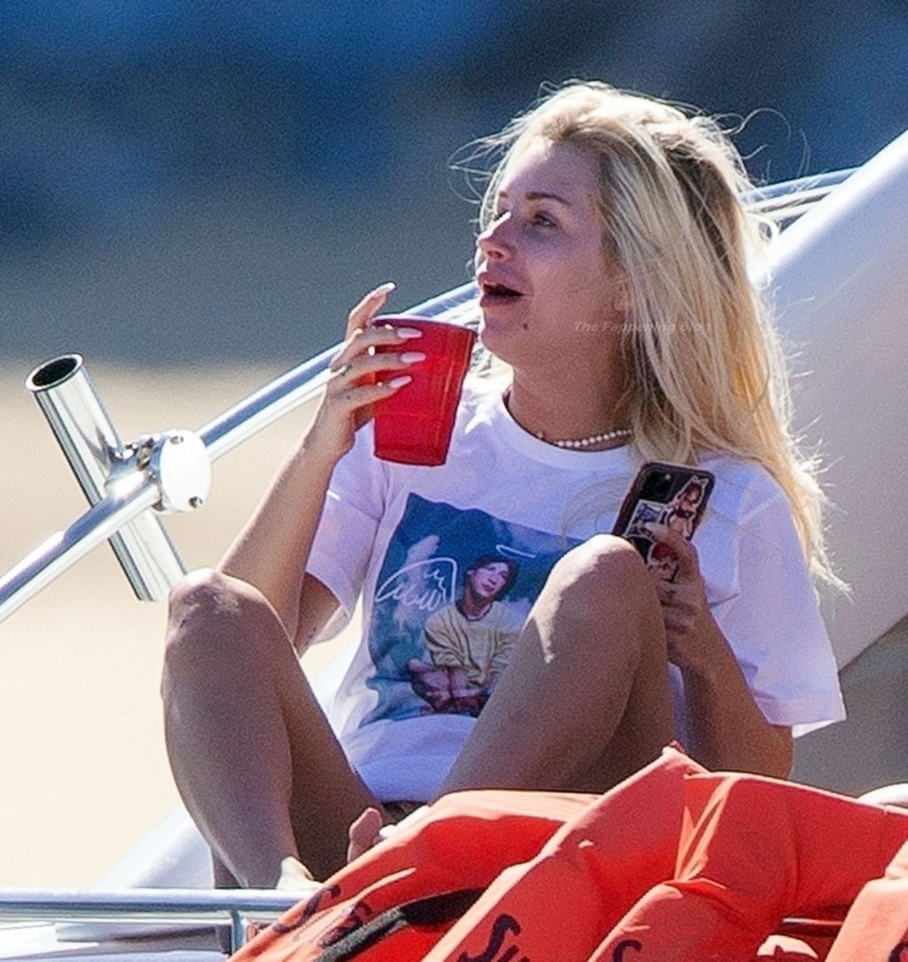 Lottie Moss Shrugs Off the Misery Back Home as She Dances Under the Mexican Sunshine (66 Photos)