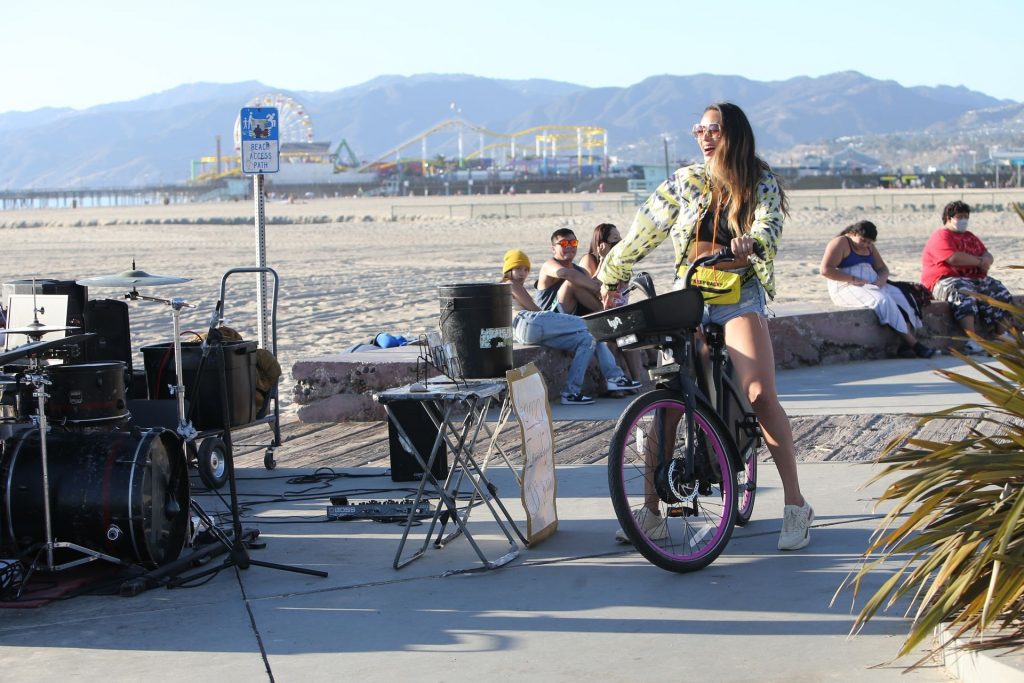 Montana Yao Shrugs Off Her Divorce Drama with a Sunny Bike Ride in California (27 Photos)