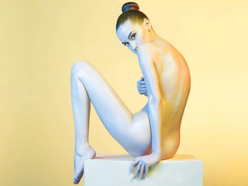 Nadezda Korobkova Poses Naked (15 Photos)