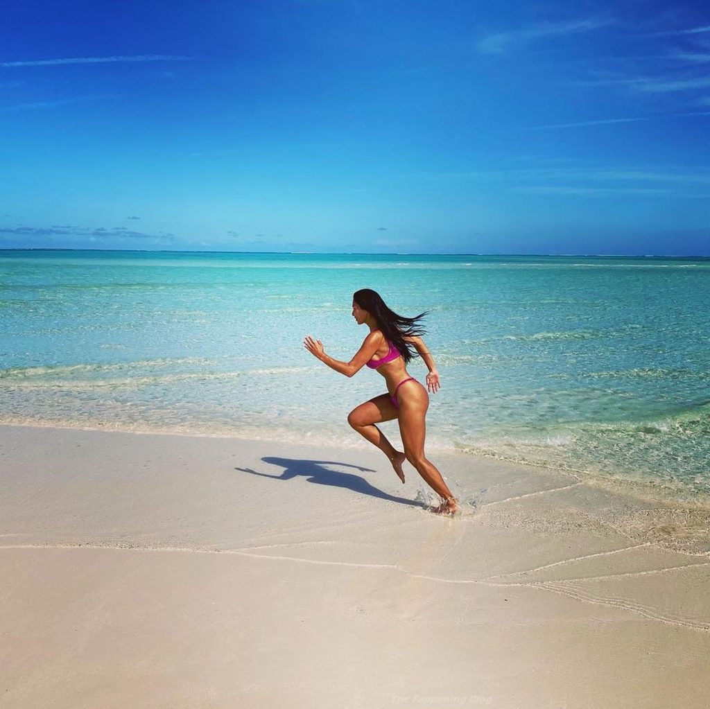Nicole Scherzinger Looks Hot During Her Vacation (15 Photos)
