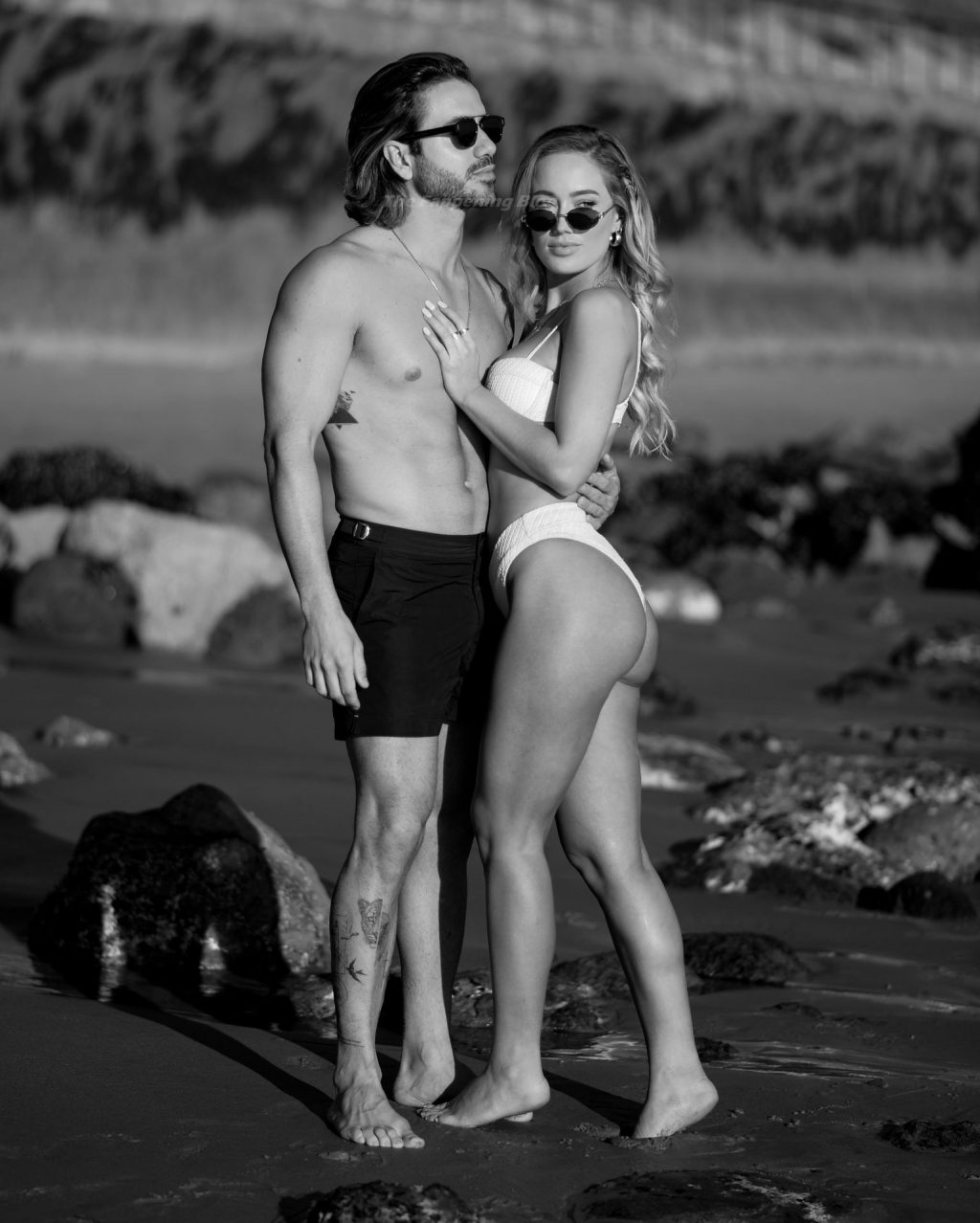 Sexy Robbi Jan Enjoys a Day with Alex Costa on the Beach (25 Photos)