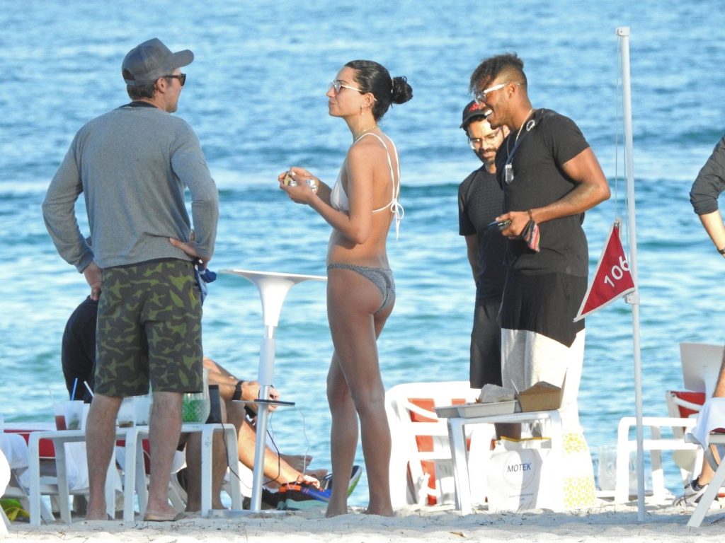 DJ Ruckus Chats Up Women on the Beach After Shanina Shaik Divorce (25 Photos)