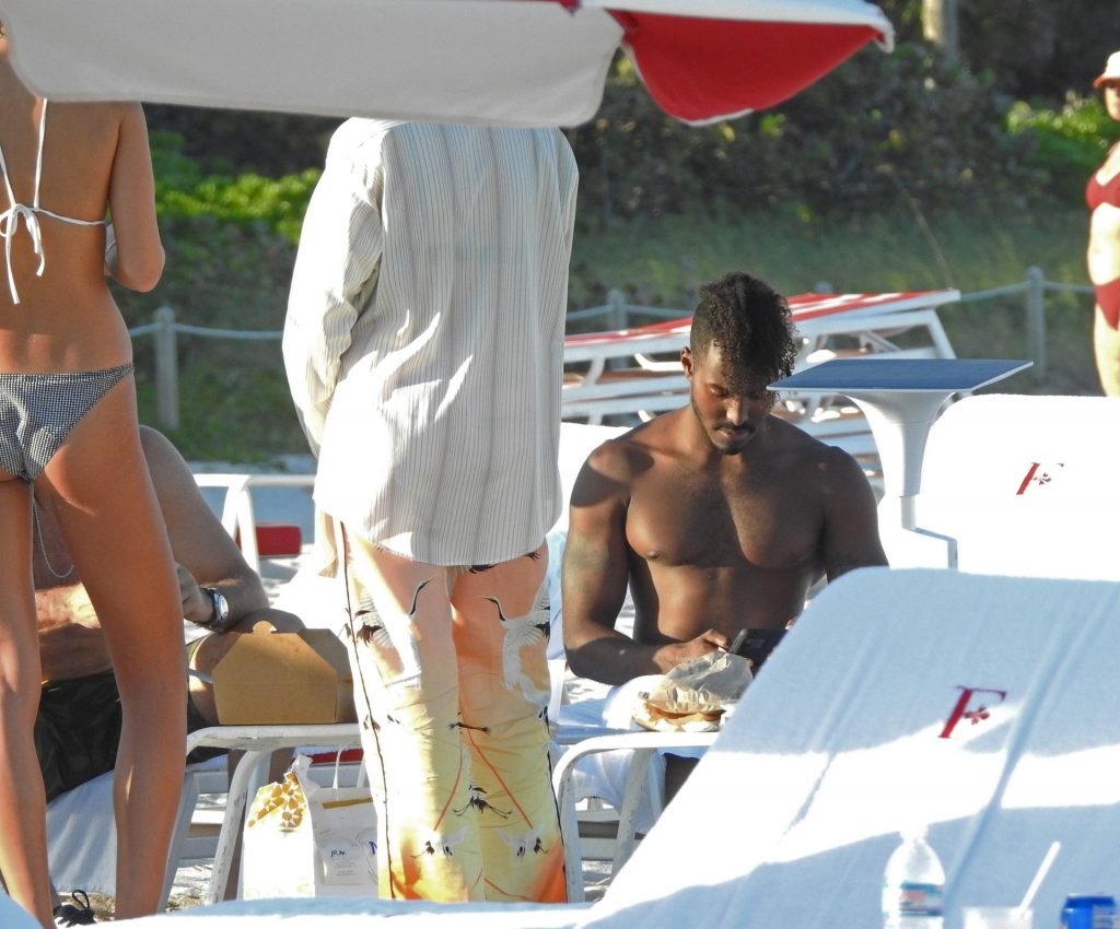 DJ Ruckus Chats Up Women on the Beach After Shanina Shaik Divorce (25 Photos)