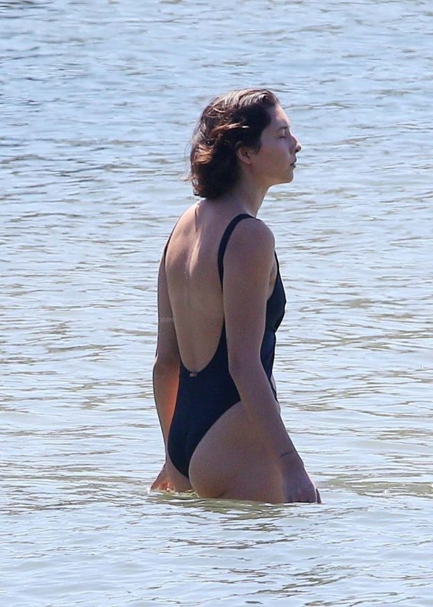 Zac Efron Enjoys A Beach Date With Vanessa Valladares In Sydney 78 Photos Thefappening