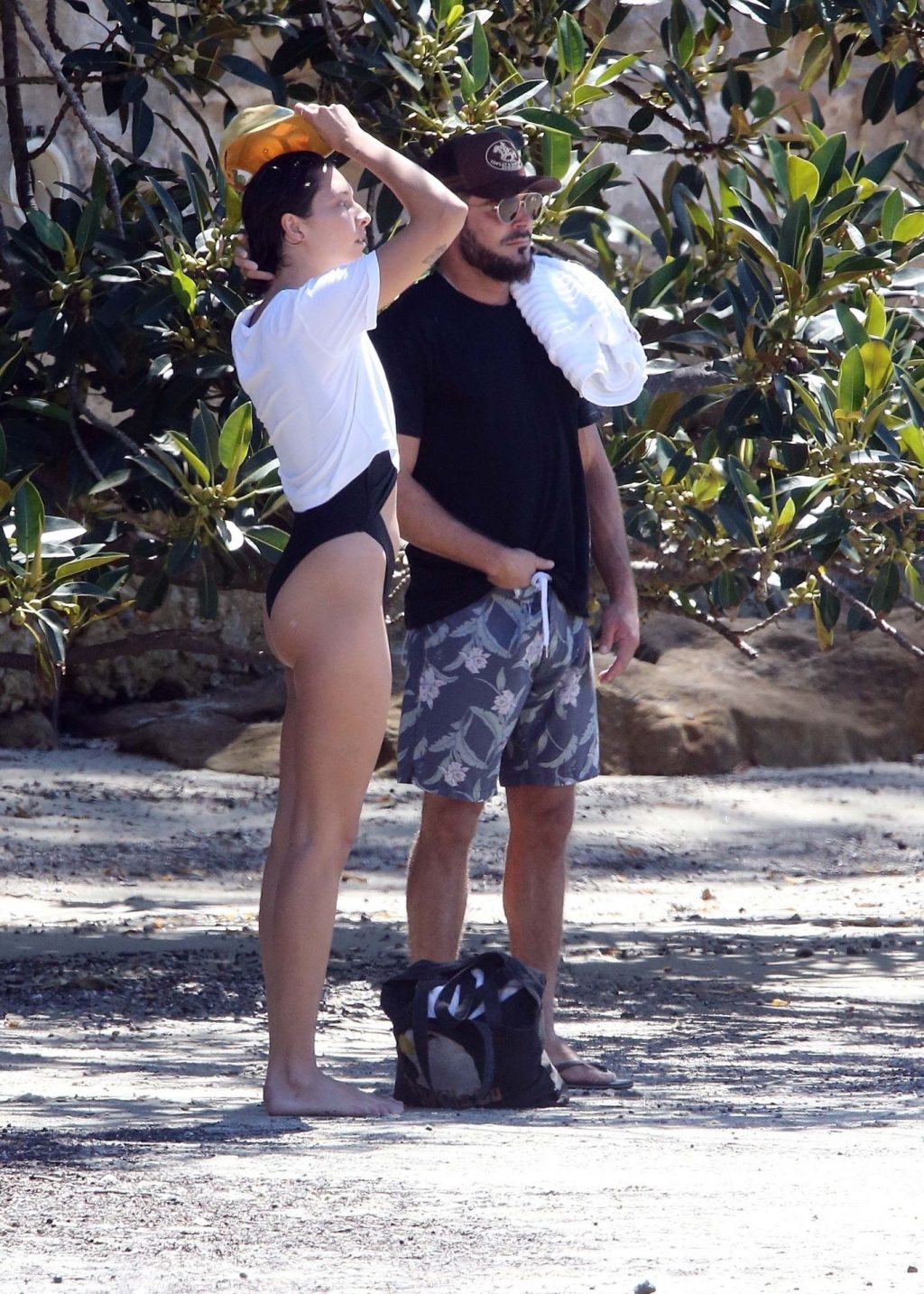 Zac Efron Enjoys a Beach Date with Vanessa Valladares in Sydney (78 Photos)