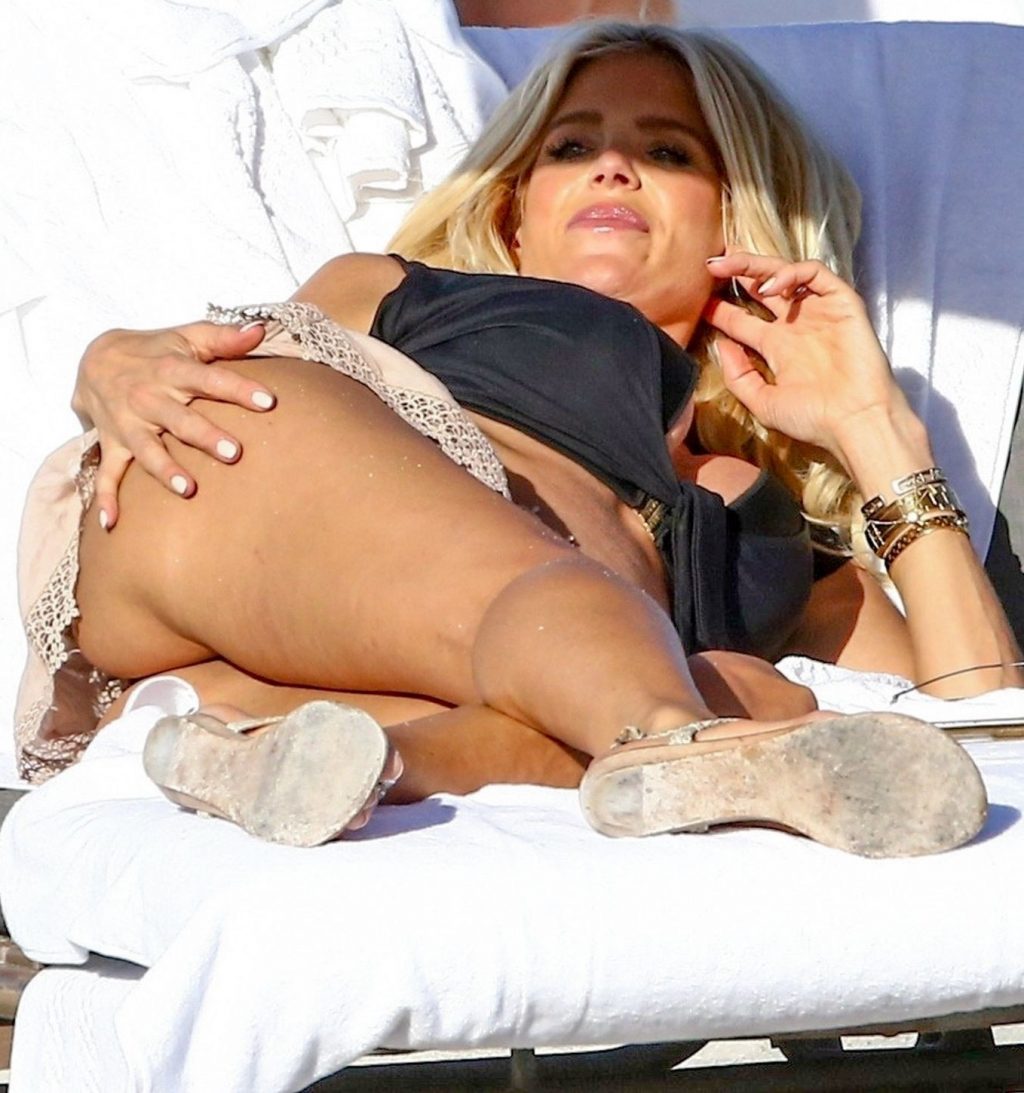 Victoria Silvstedt Bares Her Assets While Kicking Back with Friends in Miami Beach (56 Photos)