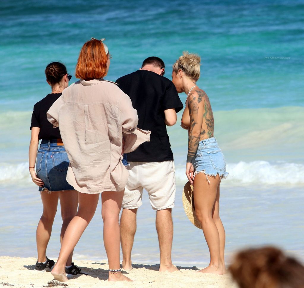 Blanka Lipinska Shows Off Her Nude Tits Enjoying the Beach Day in Mexico (62 Photos)
